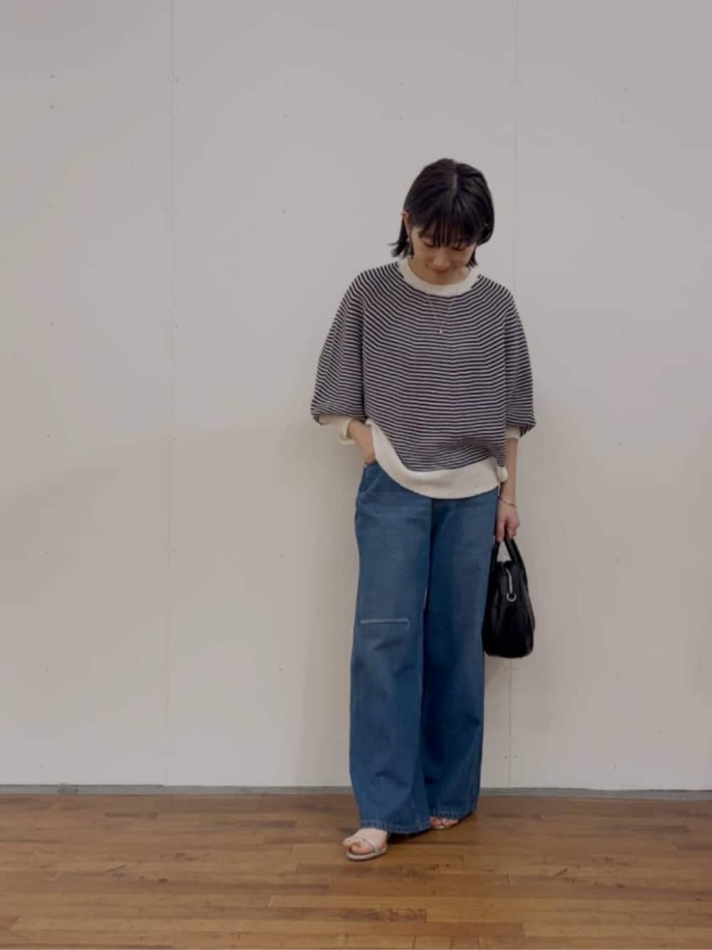 ブルー系のニット/セーター、ブルー系のその他パンツを着用したレディースの春コーディネートの5枚目の写真