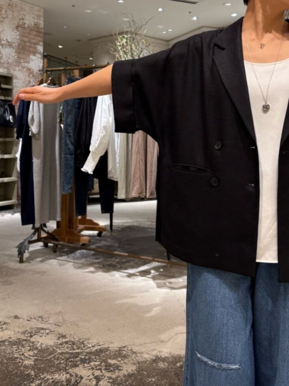 ブルー系のその他パンツ、ホワイト系のシャツ/ブラウス、ブラック系のテーラードジャケットを着用したレディースの春コーディネートの6枚目の写真