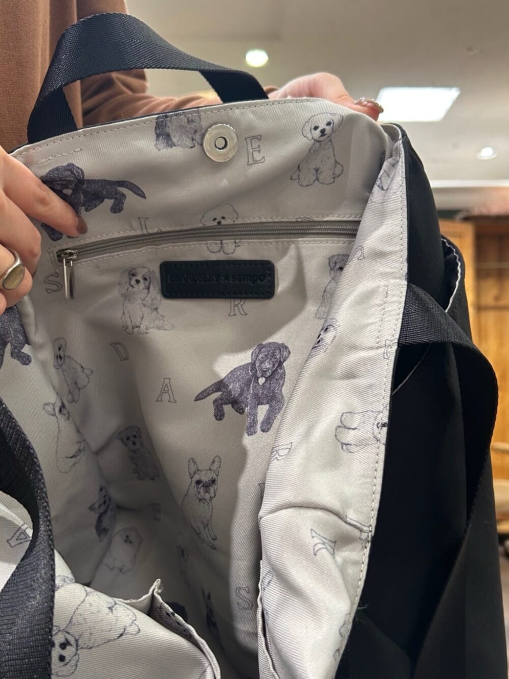 ブラック系のトートバッグ、ブラック系のポーチを着用したレディースの冬コーディネートの9枚目の写真