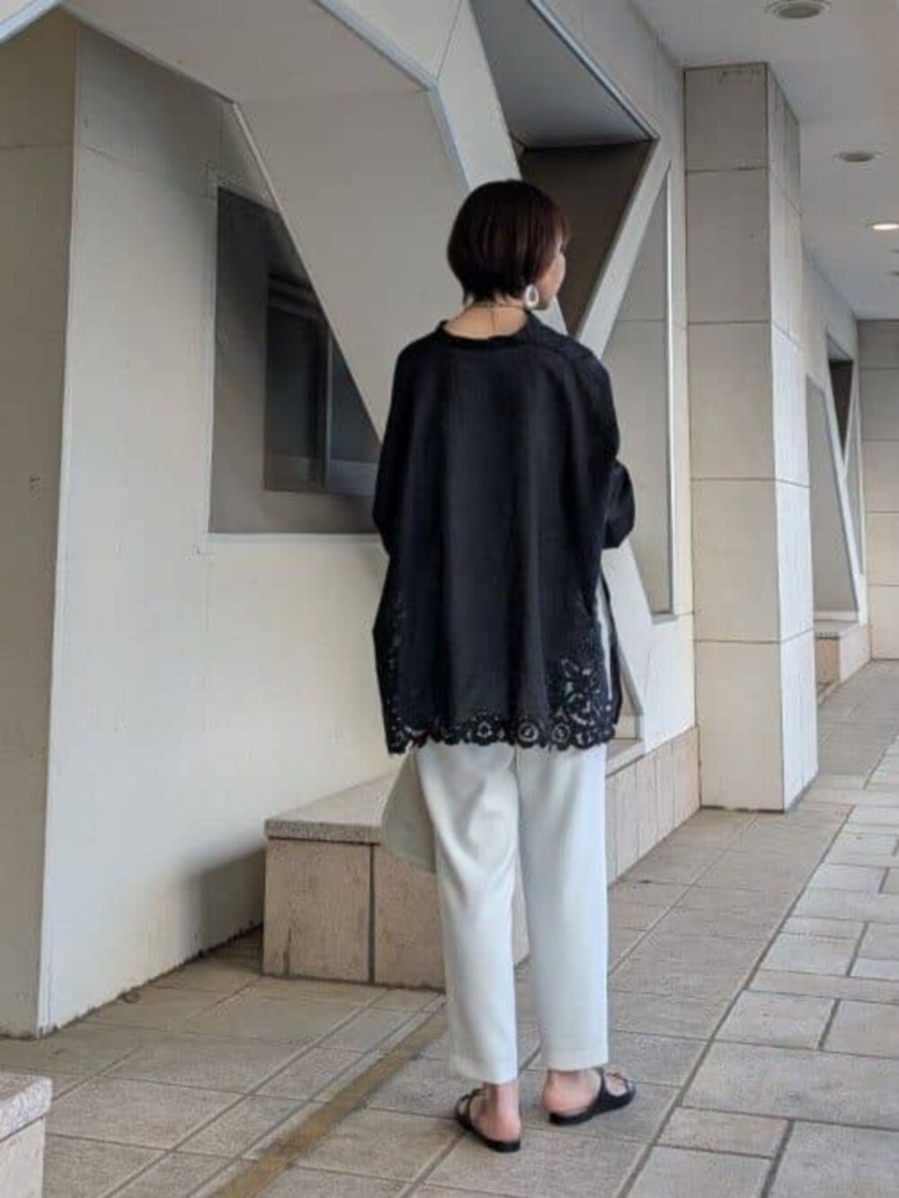 ホワイト系のその他パンツ、ブラック系のシャツ/ブラウスを着用したレディースの春コーディネートの3枚目の写真
