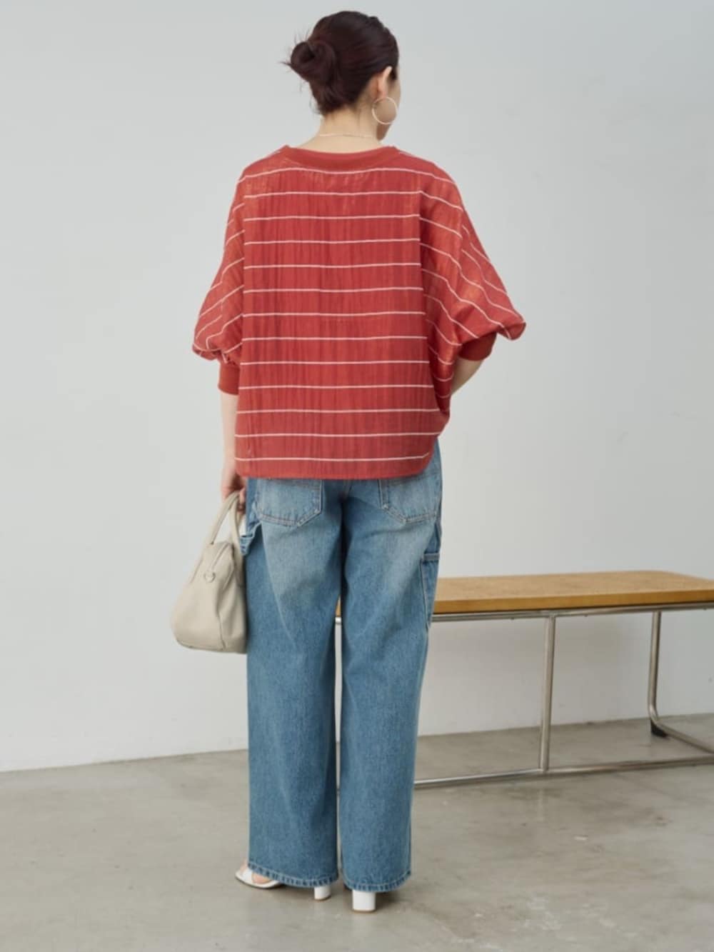 ブルー系のその他パンツ、レッド系のシャツ/ブラウスを着用したレディースの春コーディネートの3枚目の写真