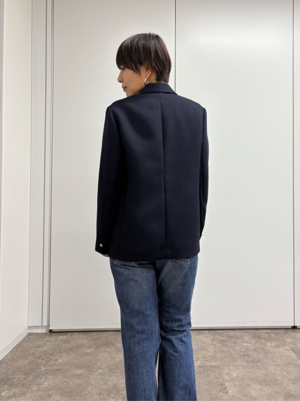 ブルー系のテーラードジャケット、ホワイト系のTシャツ/カットソーを着用したレディースの冬コーディネートの4枚目の写真