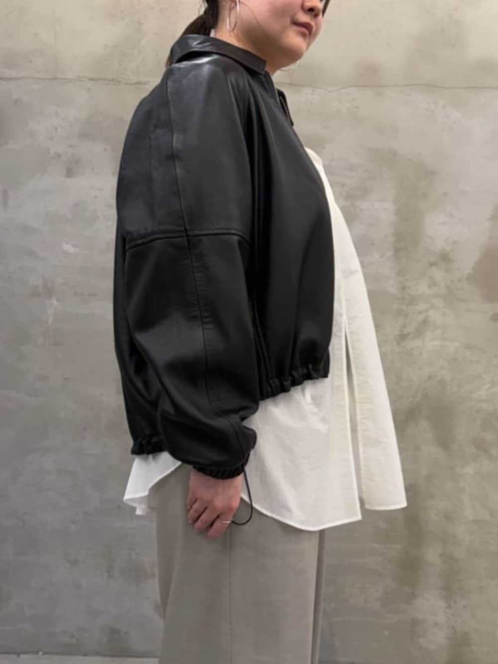 グレー系のその他パンツ、ブラック系のブルゾン、ホワイト系のシャツ/ブラウスを着用したレディースの冬コーディネートの5枚目の写真