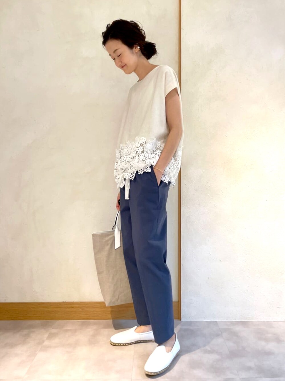 ベージュ系のシャツ/ブラウス、ブルー系のその他パンツ、ホワイト系のトートバッグを着用したレディースの春コーディネートの2枚目の写真