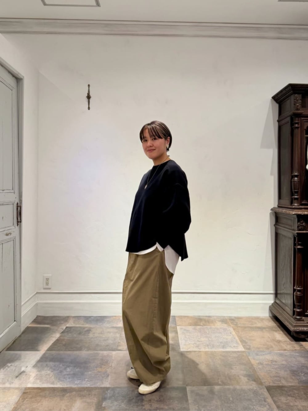 ホワイト系のシャツ/ブラウス、イエロー系のその他パンツ、ブラック系のTシャツ/カットソーを着用したレディースの春コーディネートの3枚目の写真