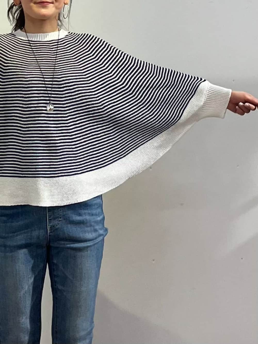 ブルー系のデニムパンツ、ブルー系のニット/セーターを着用したレディースの春コーディネートの9枚目の写真