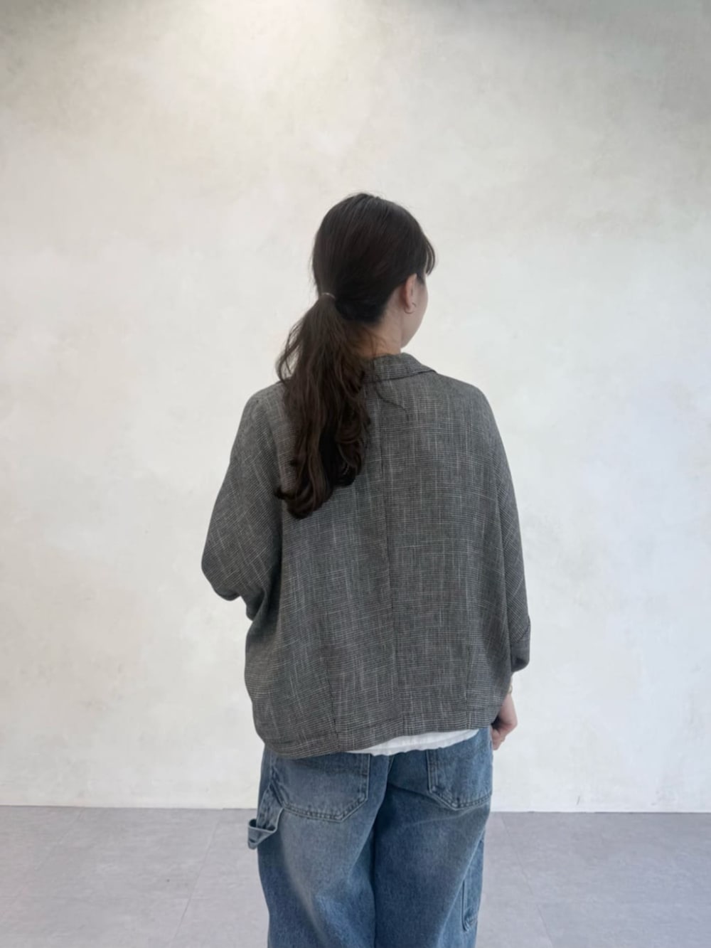 ブルー系のその他パンツ、ホワイト系のシャツ/ブラウス、ベージュ系のテーラードジャケットを着用したレディースの春コーディネートの10枚目の写真