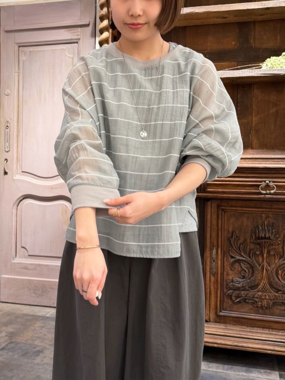 ホワイト系のショルダーバッグ、グレー系のシャツ/ブラウス、グレー系のその他パンツを着用したレディースの春コーディネートの7枚目の写真