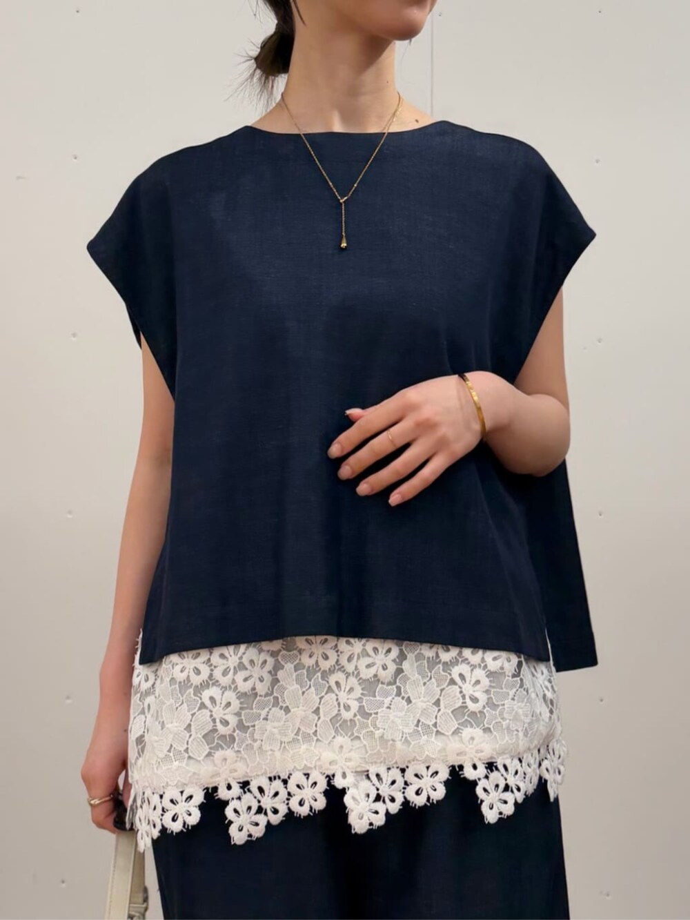 ブルー系のシャツ/ブラウス、ブルー系のその他パンツ、ホワイト系のTシャツ/カットソーを着用したレディースの冬コーディネートの4枚目の写真