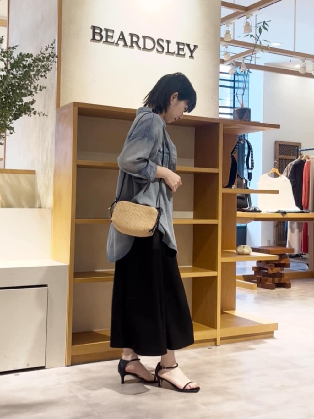 ブルー系のシャツ/ブラウス、ブラック系のワンピースを着用したレディースの春コーディネートの3枚目の写真