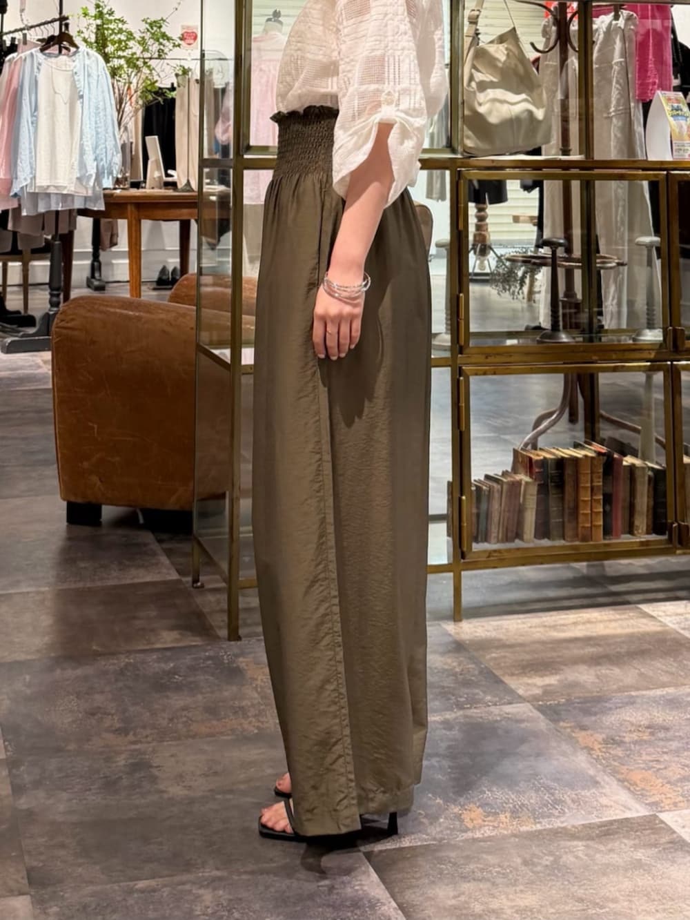 グリーン系のその他パンツ、ブラック系のカーディガン/ボレロを着用したレディースの春コーディネートの5枚目の写真