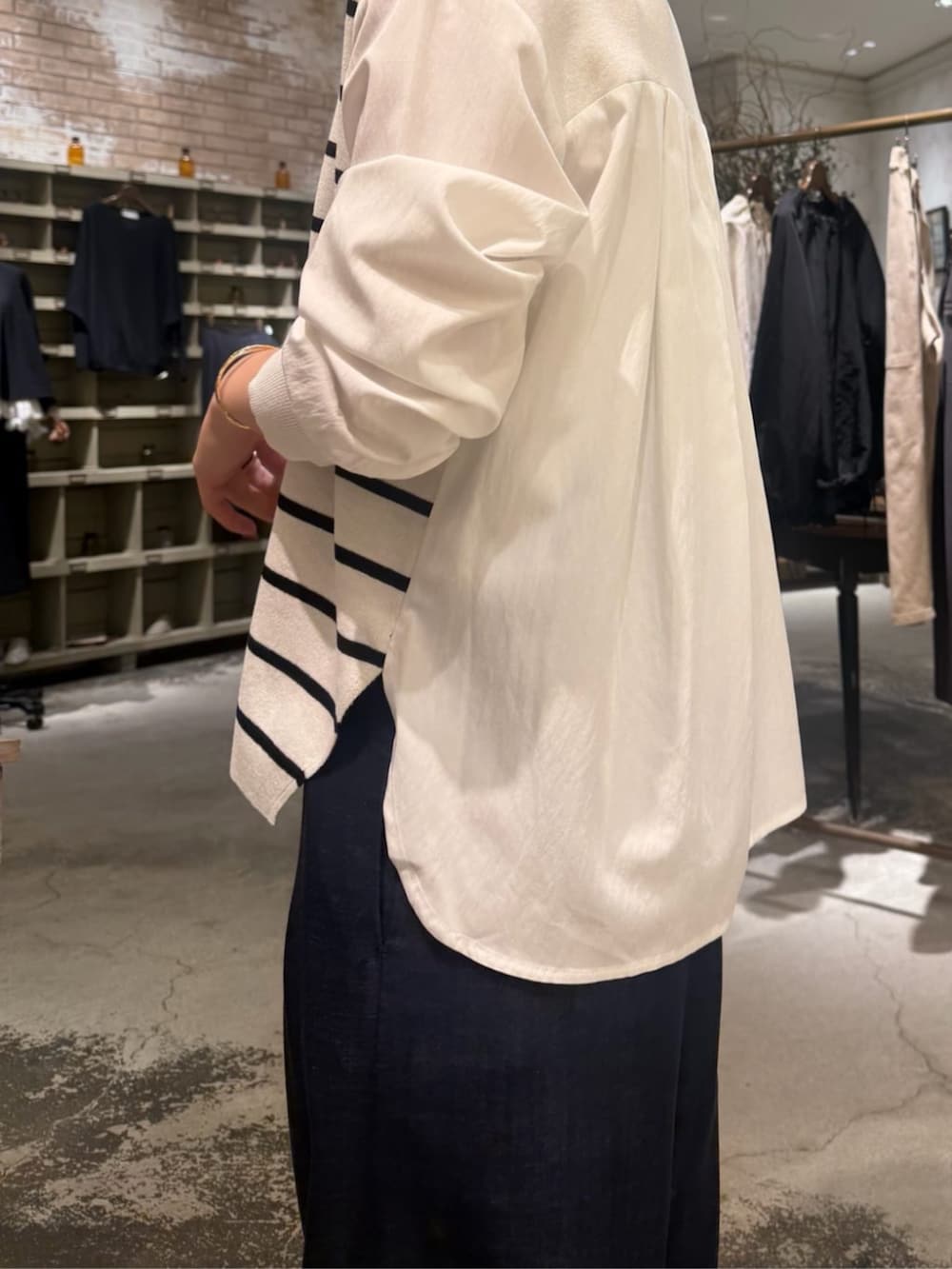 ブルー系のその他パンツ、ホワイト系のニット/セーターを着用したレディースの冬コーディネートの7枚目の写真