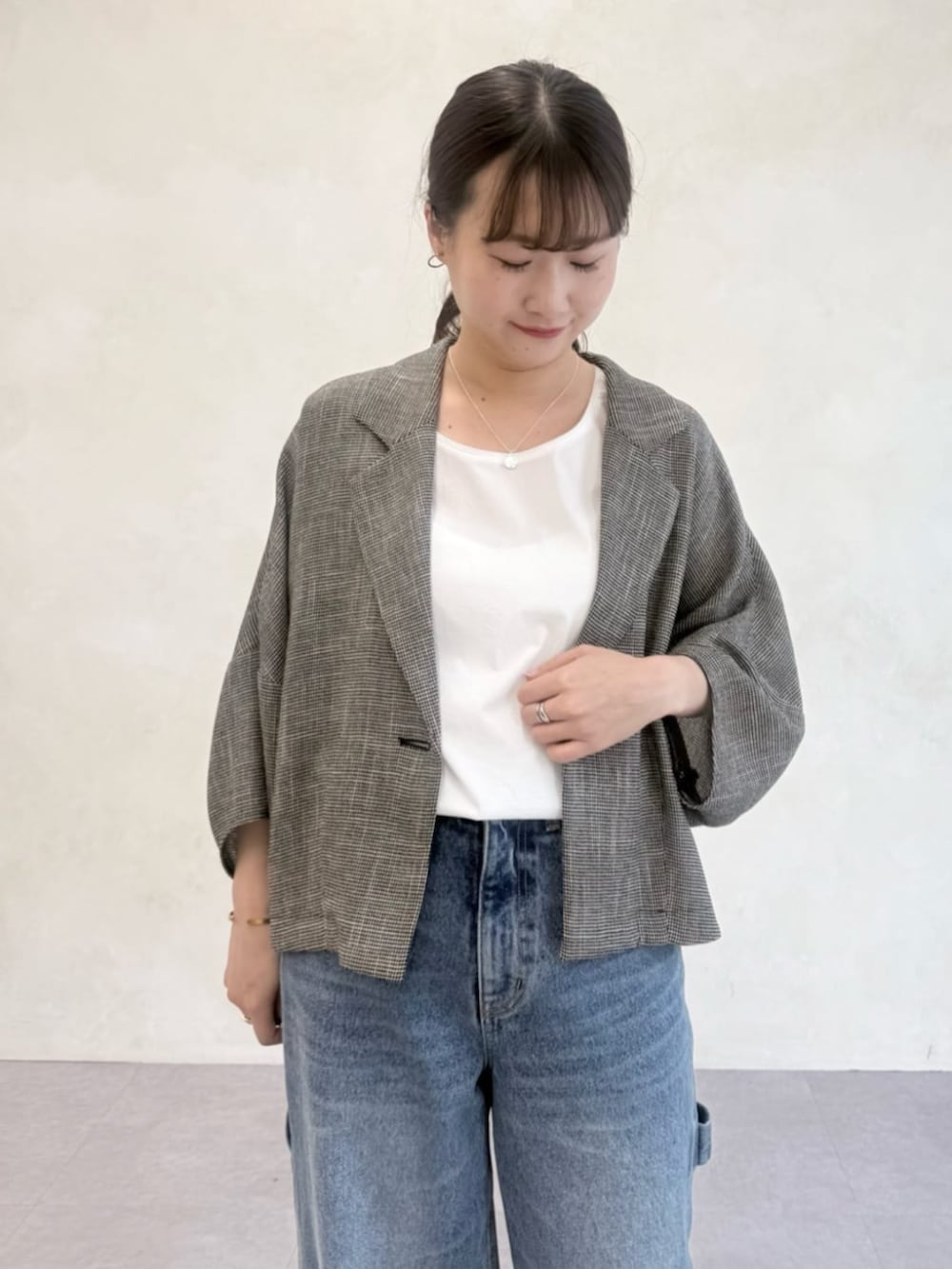 ブルー系のその他パンツ、ホワイト系のシャツ/ブラウス、ベージュ系のテーラードジャケットを着用したレディースの春コーディネートの4枚目の写真