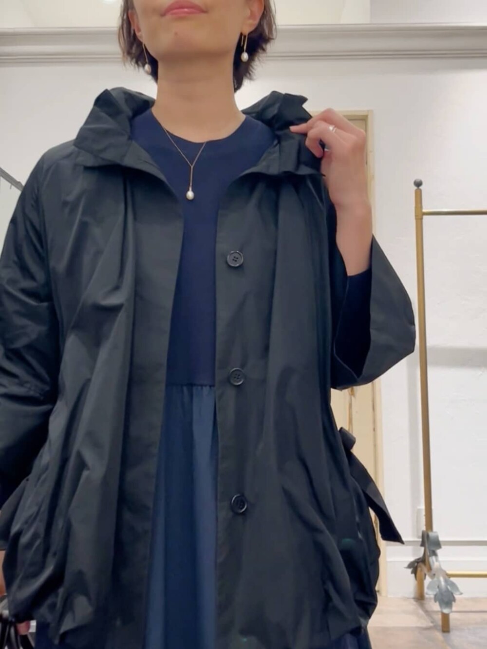 ブラック系のボストンバッグ、ブラック系のブルゾン、ブルー系のワンピースを着用したレディースの冬コーディネートの5枚目の写真