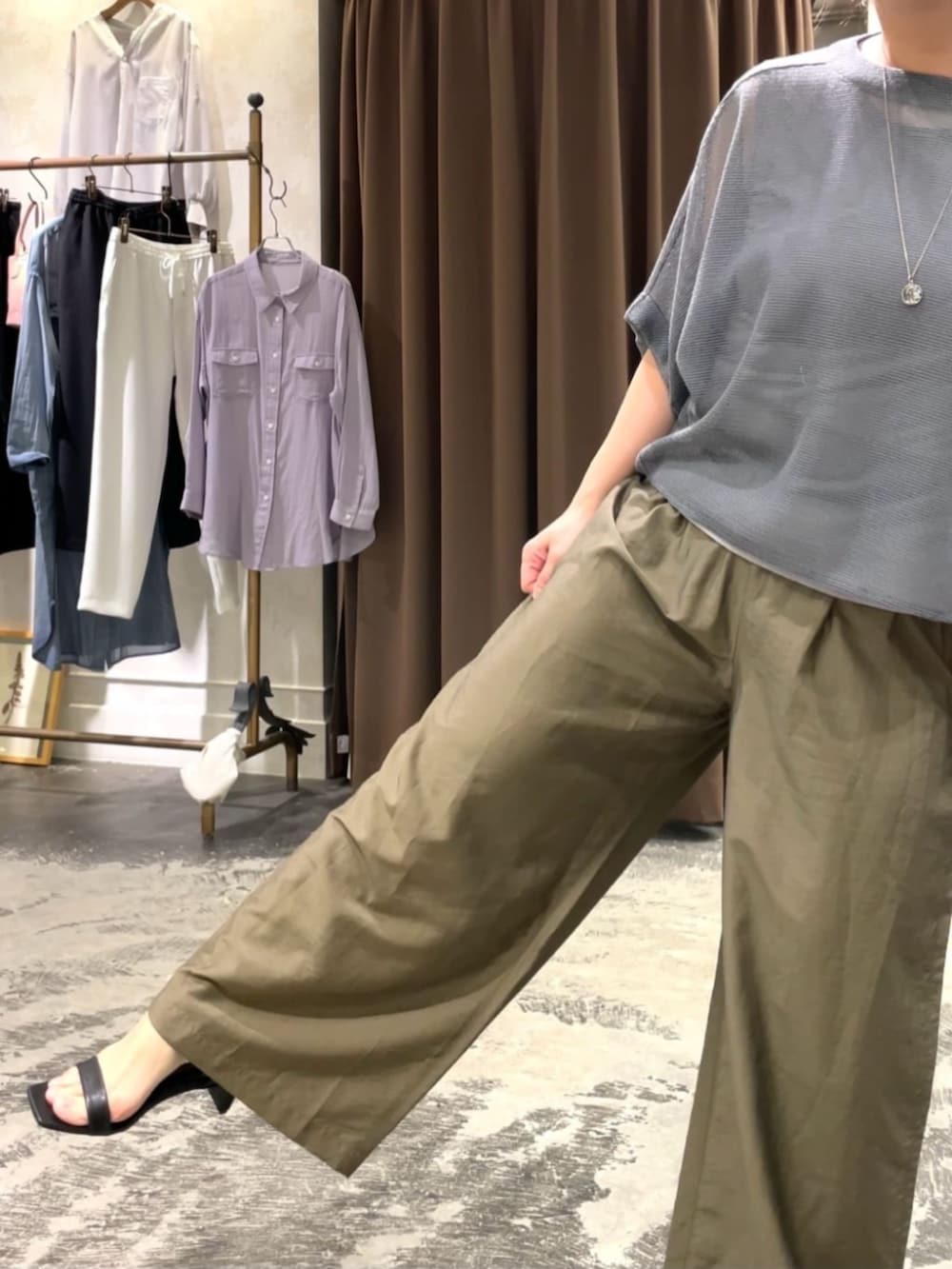 ブラック系のトートバッグ、グレー系のTシャツ/カットソー、グリーン系のその他パンツを着用したレディースの春コーディネートの8枚目の写真