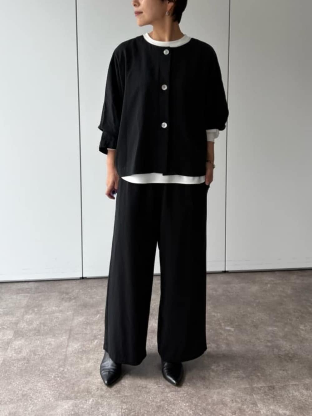 ブラック系のその他パンツ、ブラック系のシャツ/ブラウスを着用したレディースの夏コーディネートの4枚目の写真