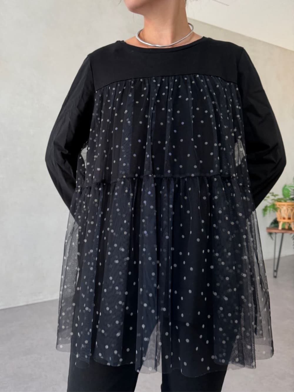 ブラック系のTシャツ/カットソー、ブラック系のトートバッグを着用したレディースの夏コーディネートの6枚目の写真
