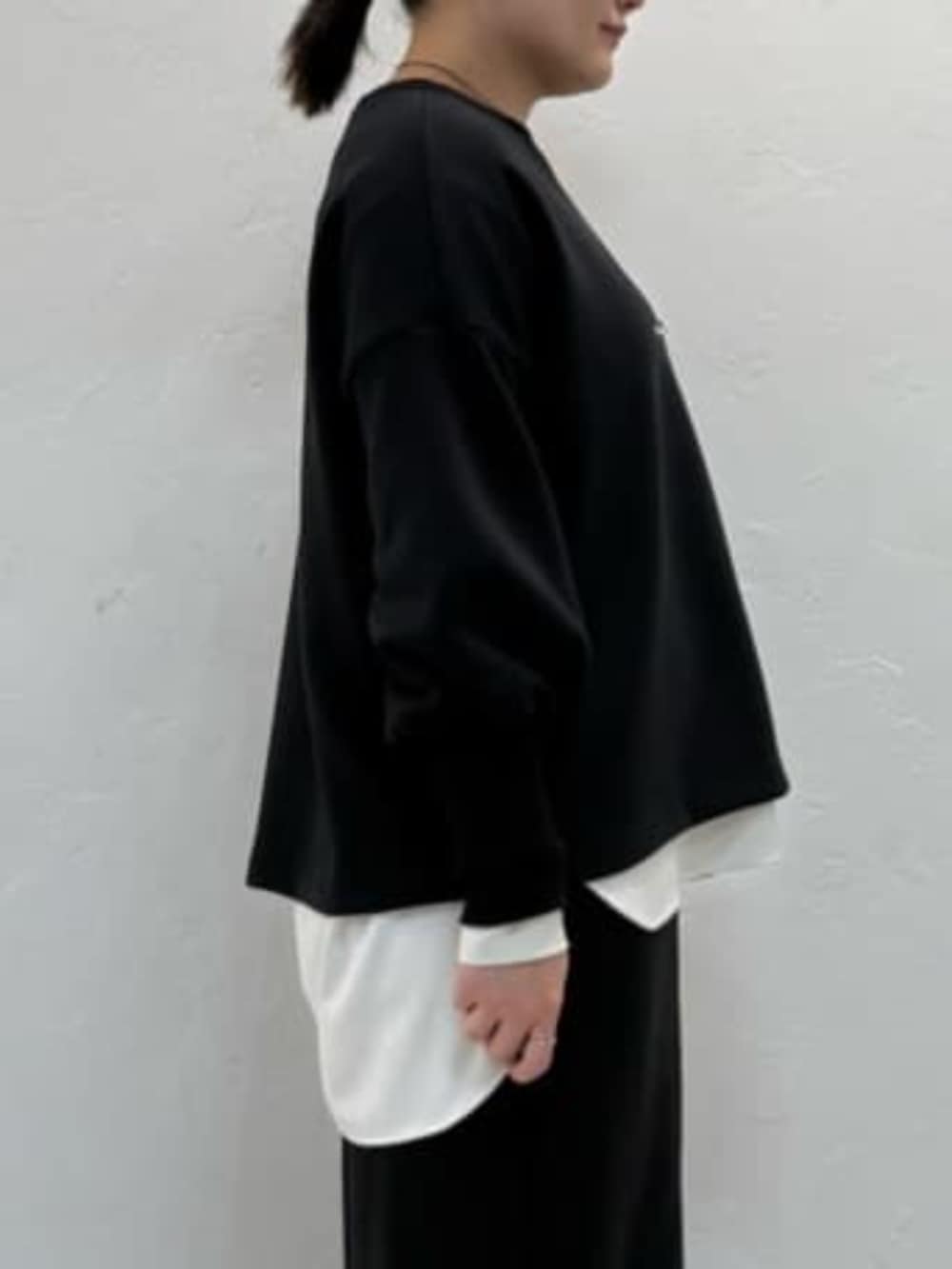 ホワイト系のシャツ/ブラウス、ブラック系のスカート、ブラック系のTシャツ/カットソーを着用したレディースの冬コーディネートの5枚目の写真