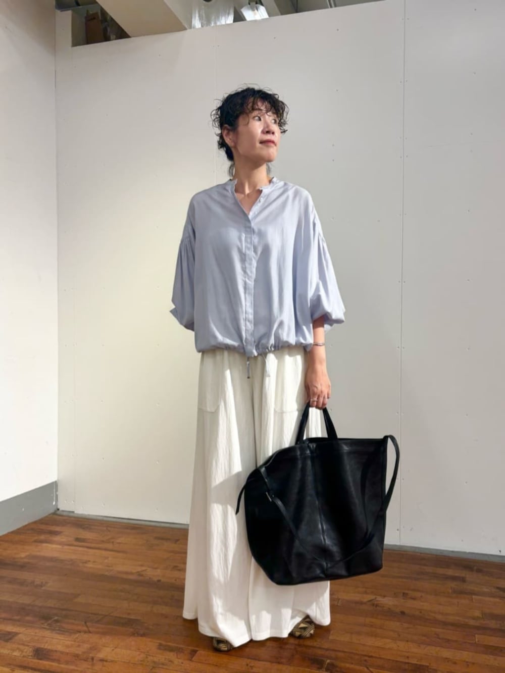 ホワイト系のその他パンツ、ブルー系のシャツ/ブラウス、ブラック系のトートバッグを着用したレディースの夏コーディネートの8枚目の写真