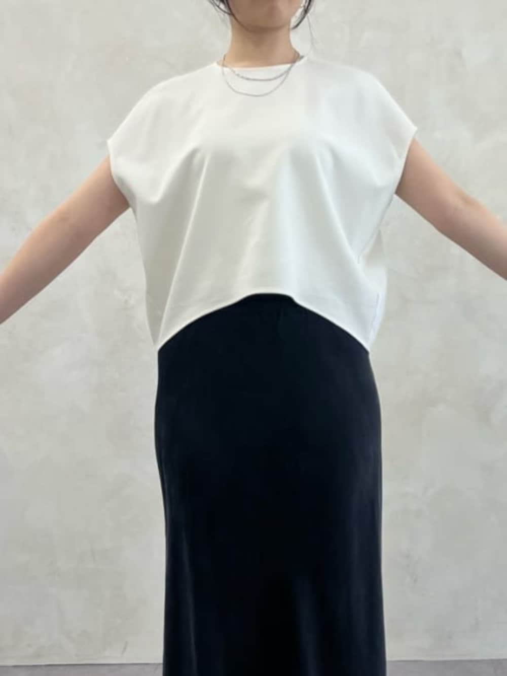 ブラック系のトートバッグ、ベージュ系のテーラードジャケット、ベージュ系のスカートを着用したレディースの春コーディネートの5枚目の写真