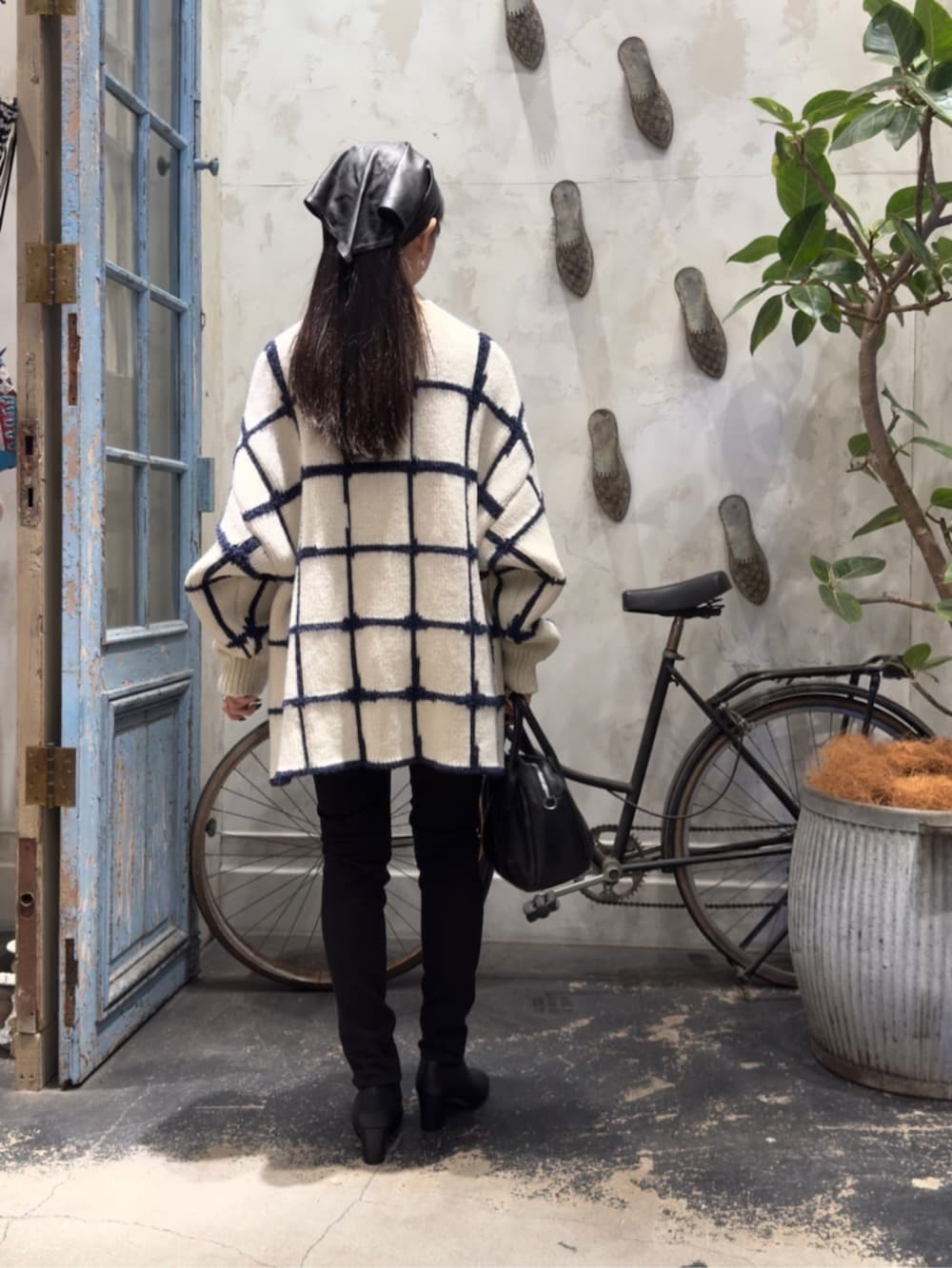 ブラック系のその他パンツ、ホワイト系のニット/セーターを着用したレディースの秋コーディネートの4枚目の写真