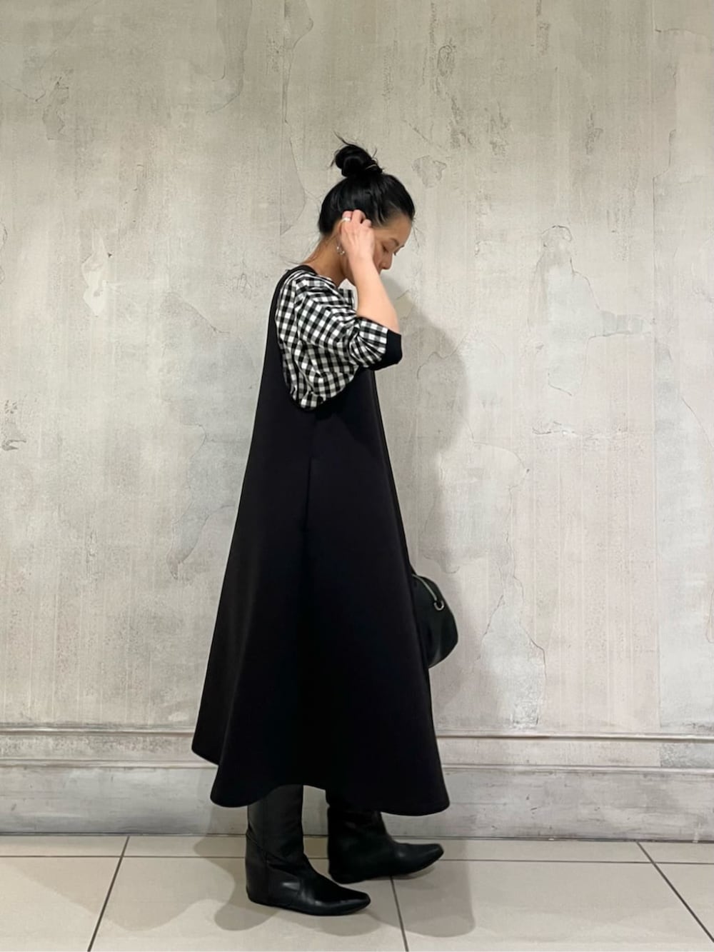 ブラック系のジャンパースカート、ブラック系のシャツ/ブラウスを着用したレディースの冬コーディネートの3枚目の写真