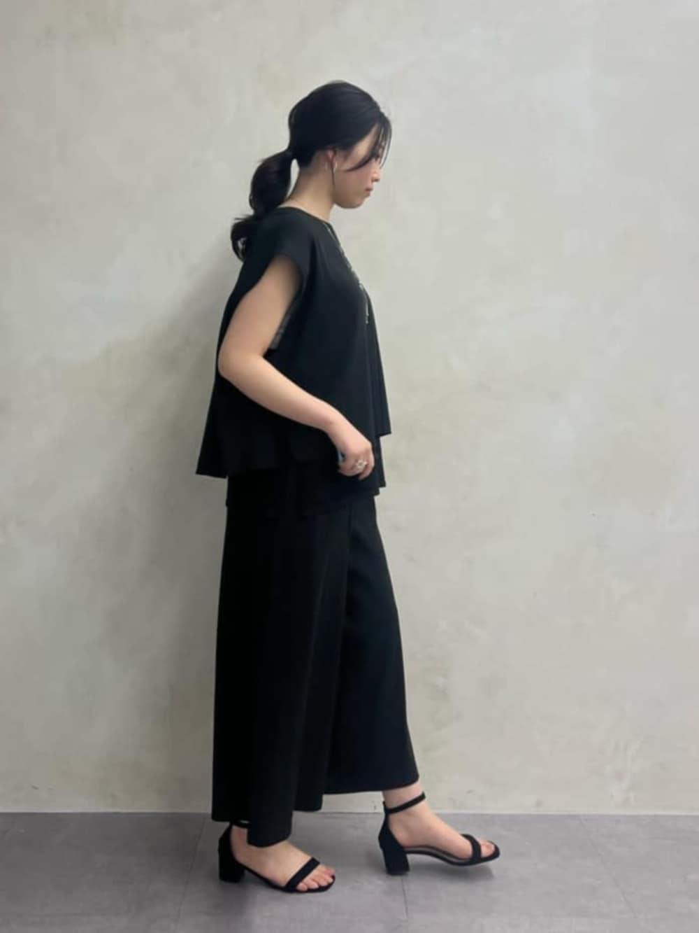 グレー系のボストンバッグ、ブラック系のシャツ/ブラウス、ブラック系のその他パンツを着用したレディースの春コーディネートの4枚目の写真