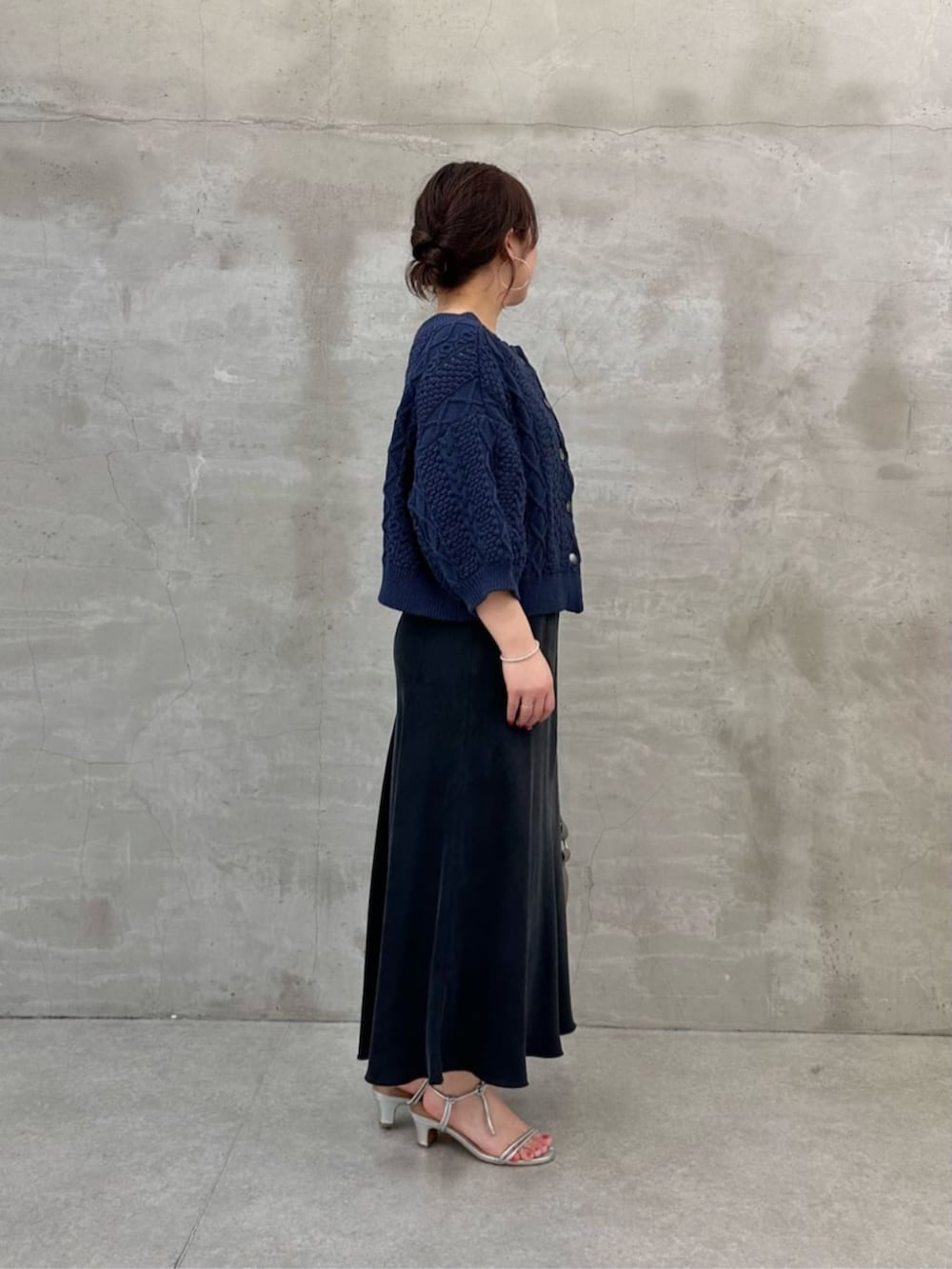 グレー系のショルダーバッグ、ブルー系のニット/セーターを着用したレディースの冬コーディネートの6枚目の写真