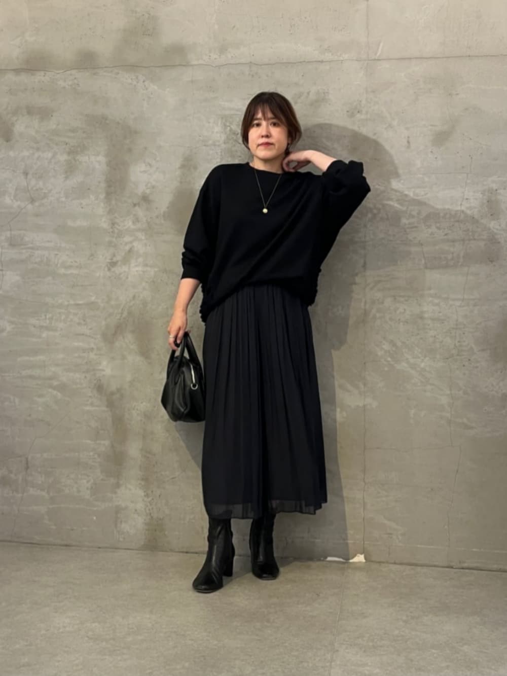 ブラック系のその他パンツ、ブラック系のTシャツ/カットソーを着用したレディースの秋コーディネートの5枚目の写真