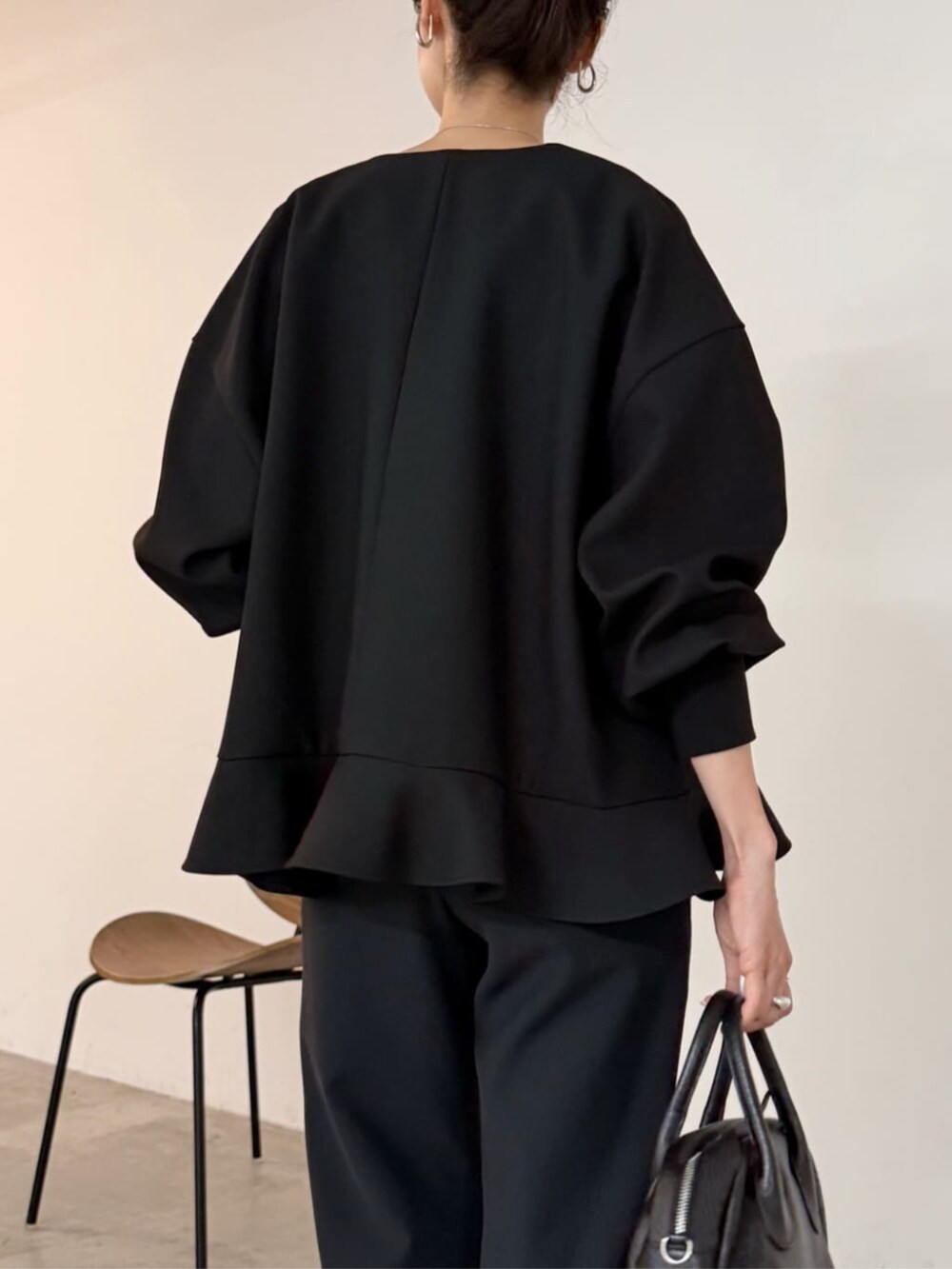 ブラック系のボストンバッグ、ホワイト系のシャツ/ブラウス、ブラック系のブルゾンを着用したレディースの夏コーディネートの6枚目の写真