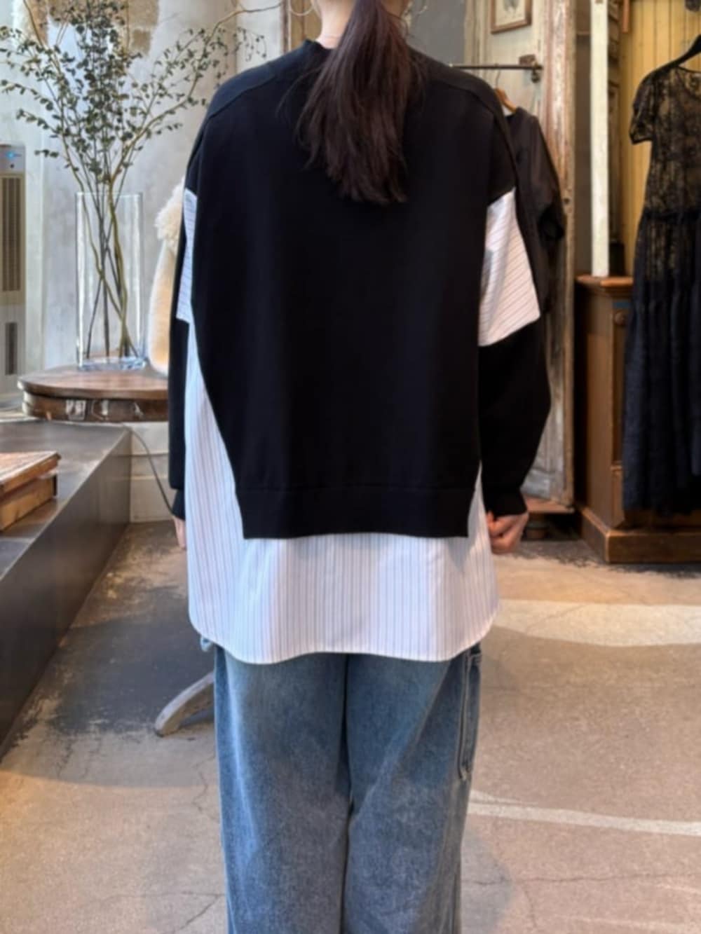 ブルー系のデニムパンツ、ブラック系のニット/セーターを着用したレディースの秋コーディネートの6枚目の写真