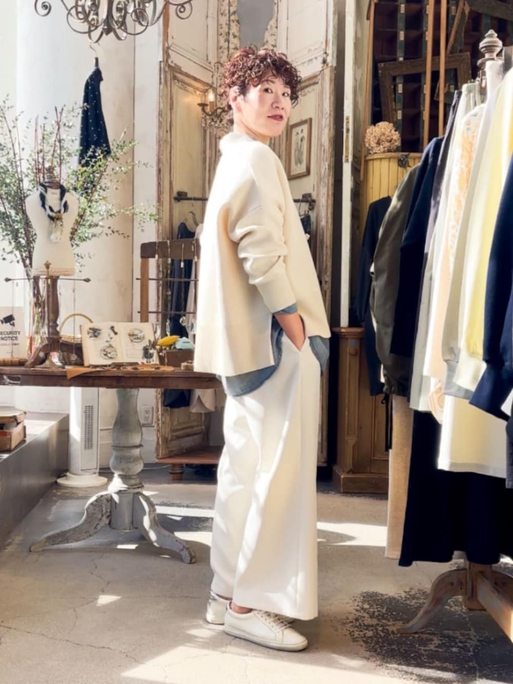 ブルー系のシャツ/ブラウス、ホワイト系のその他パンツを着用したレディースの春コーディネートの3枚目の写真