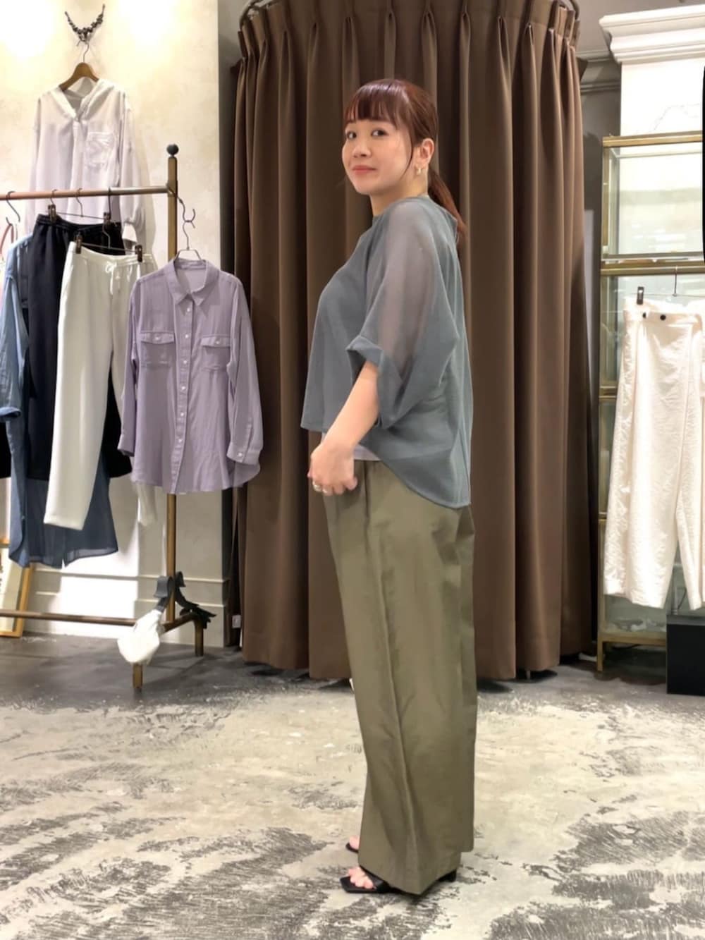 ブラック系のトートバッグ、グレー系のTシャツ/カットソー、グリーン系のその他パンツを着用したレディースの春コーディネートの6枚目の写真