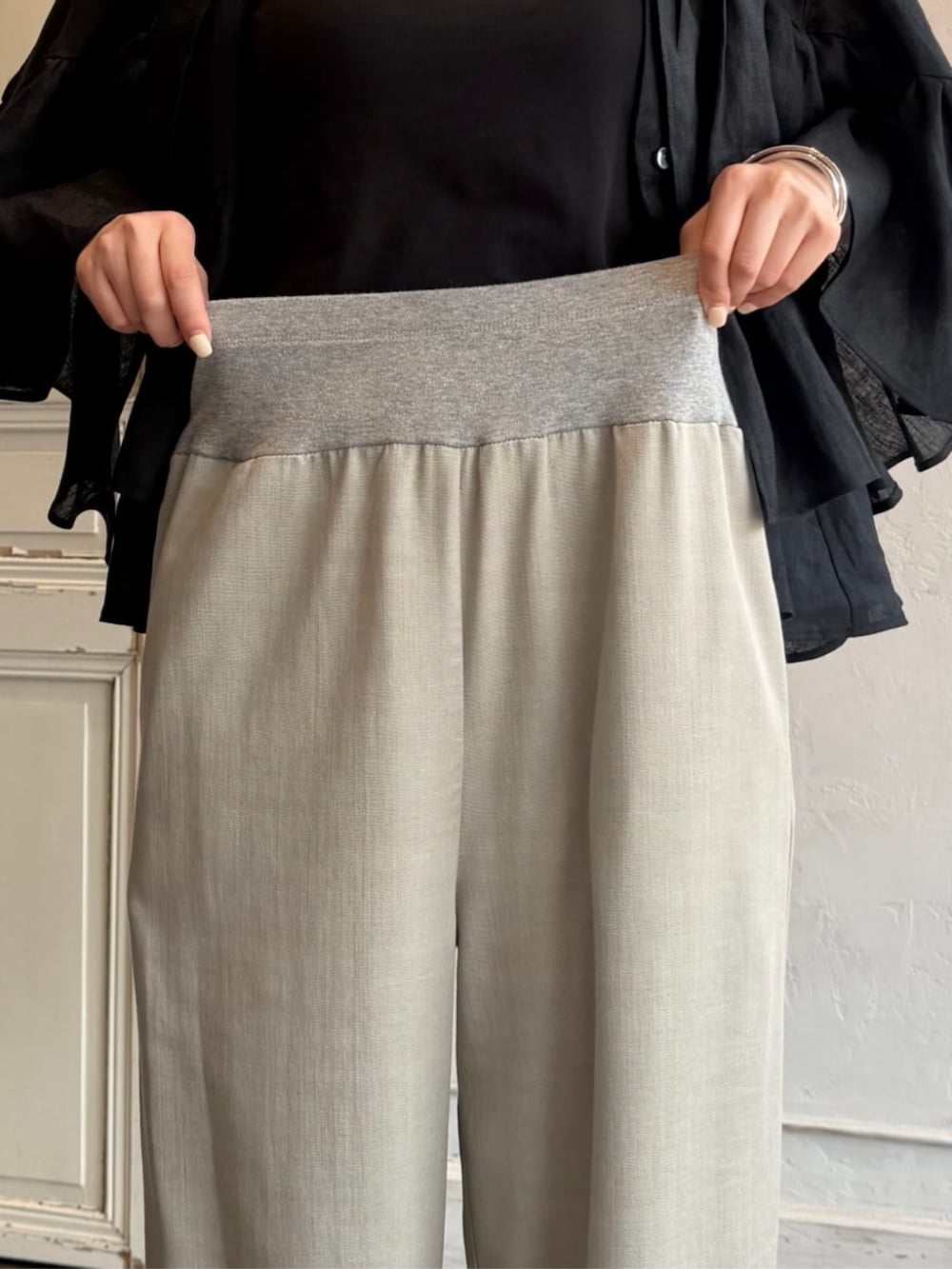 グレー系のその他パンツ、ブラック系のその他アウターを着用したレディースの春コーディネートの4枚目の写真