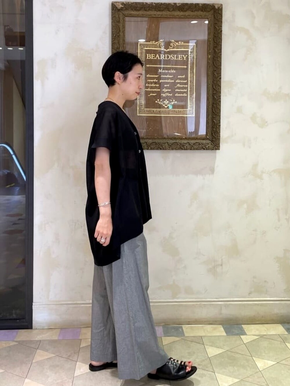 ブラック系のカーディガン/ボレロ、グレー系のその他パンツを着用したレディースの夏コーディネートの3枚目の写真