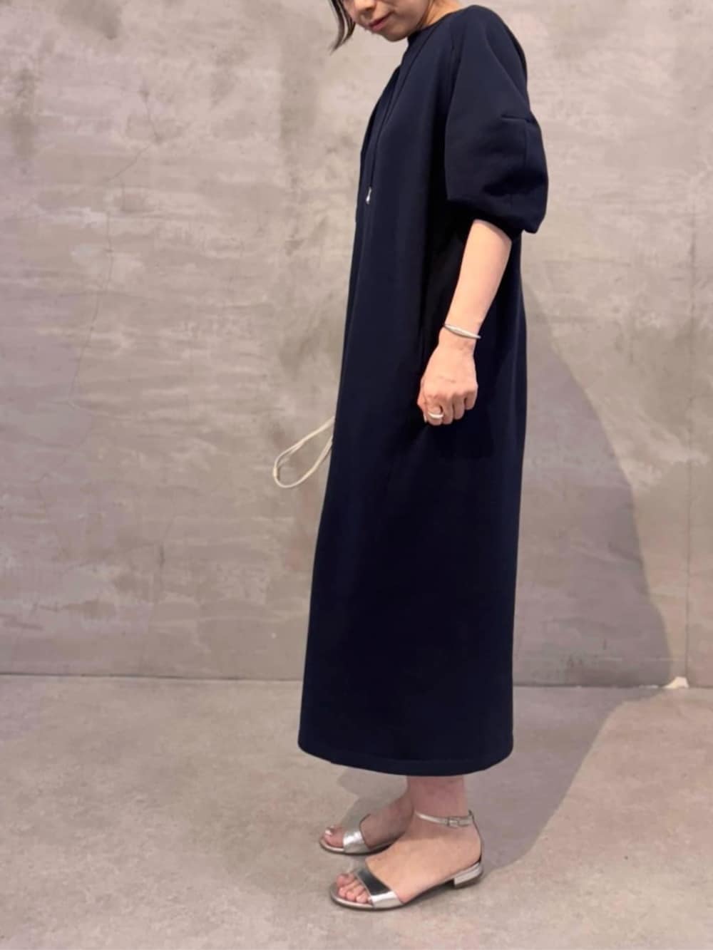 ホワイト系のショルダーバッグ、ブルー系のワンピースを着用したレディースの冬コーディネートの8枚目の写真