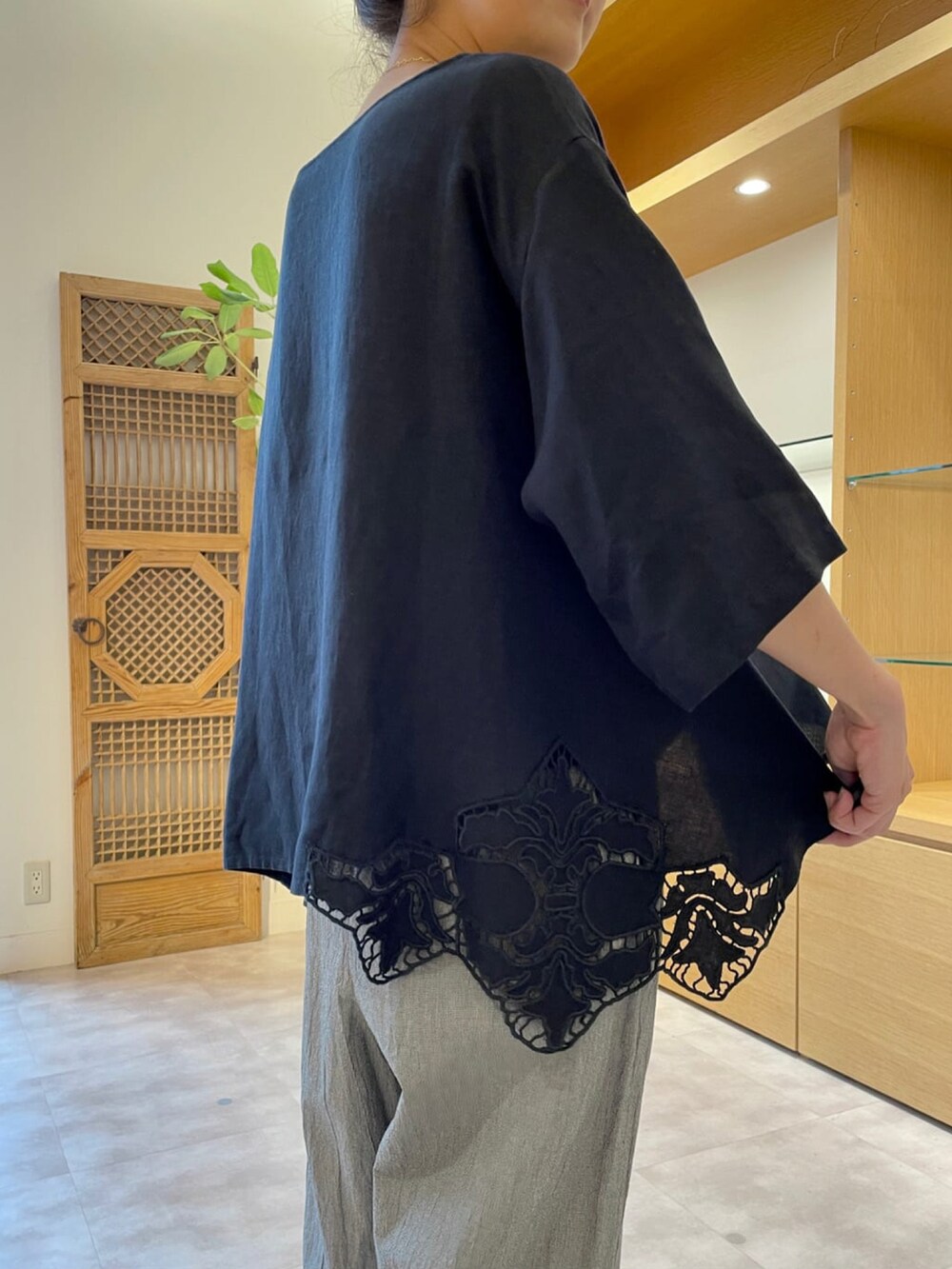 ブラック系のシャツ/ブラウス、グレー系のその他パンツを着用したレディースの夏コーディネートの2枚目の写真