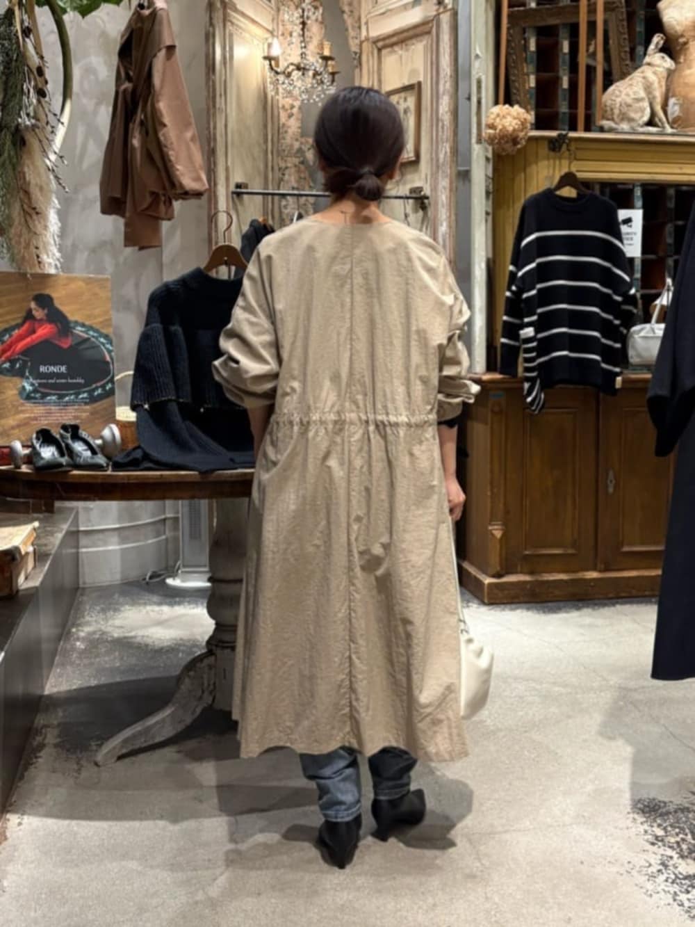 ベージュ系のその他アウター、ブルー系のデニムパンツを着用したレディースの冬コーディネートの3枚目の写真