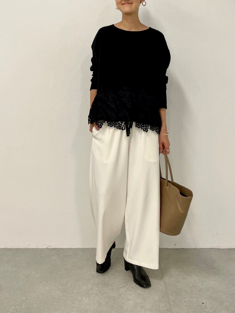 ブラック系のTシャツ/カットソーを着用したレディースの夏コーディネートの2枚目の写真