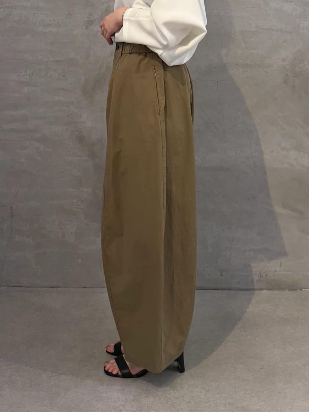 ブラック系のショルダーバッグ、ホワイト系のシャツ/ブラウス、イエロー系のその他パンツを着用したレディースの春コーディネートの8枚目の写真