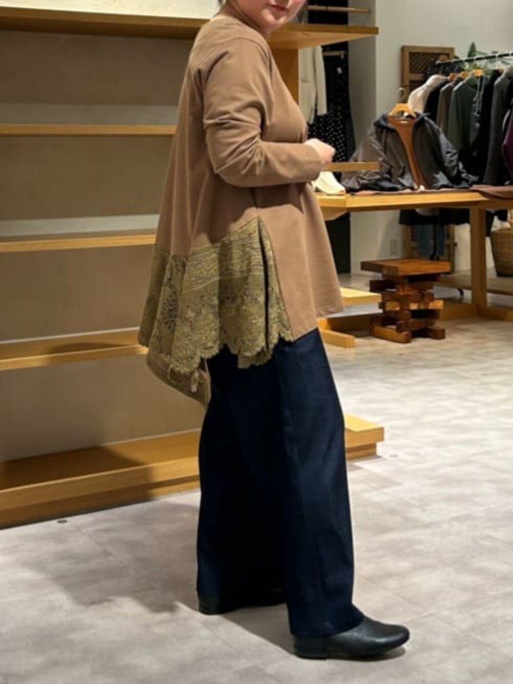 ブラウン系のTシャツ/カットソーを着用したレディースの冬コーディネートの3枚目の写真