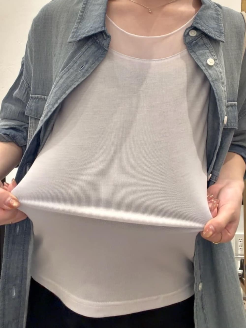 ブルー系のシャツ/ブラウス、ブラック系のその他パンツ、グレー系のキャミソールを着用したレディースの春コーディネートの7枚目の写真