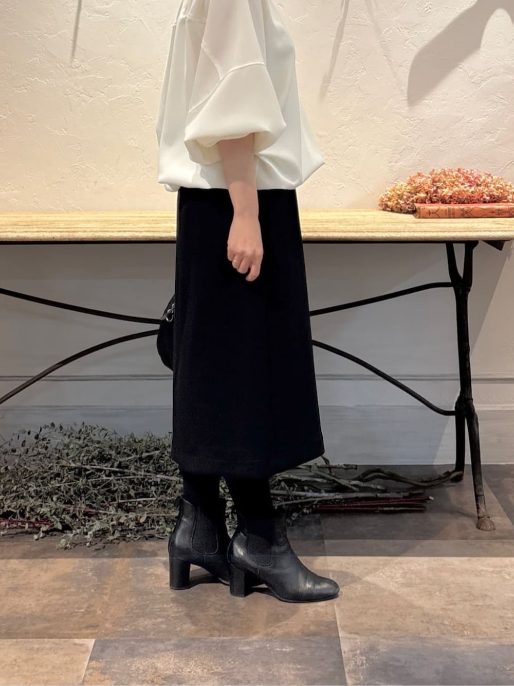 ブラック系のスカート、ホワイト系のシャツ/ブラウス、シルバー系のリングを着用したレディースの冬コーディネートの5枚目の写真