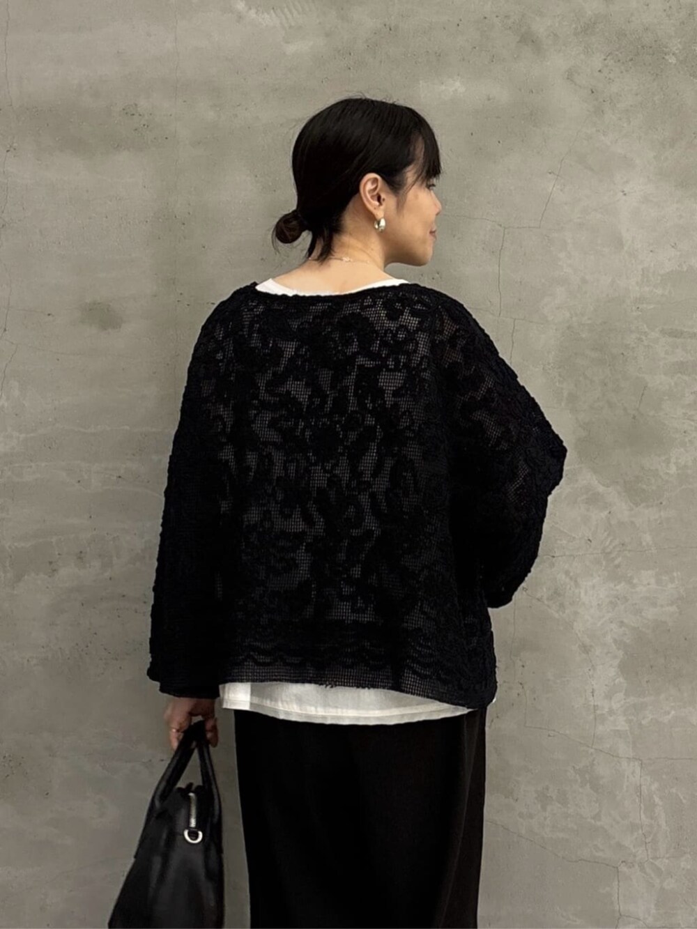 ブラック系のボストンバッグ、ホワイト系のシャツ/ブラウス、ブラック系のシャツ/ブラウスを着用したレディースの春コーディネートの7枚目の写真