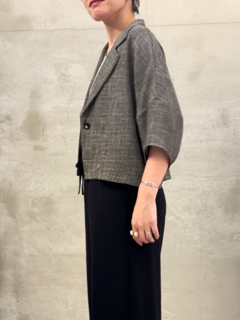 ホワイト系のタンクトップ、ベージュ系のテーラードジャケットを着用したレディースの春コーディネートの7枚目の写真