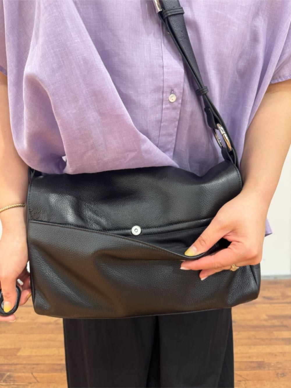 ブラック系のその他パンツ、ホワイト系のサンダル、ブラック系のショルダーバッグを着用したレディースの春コーディネートの10枚目の写真