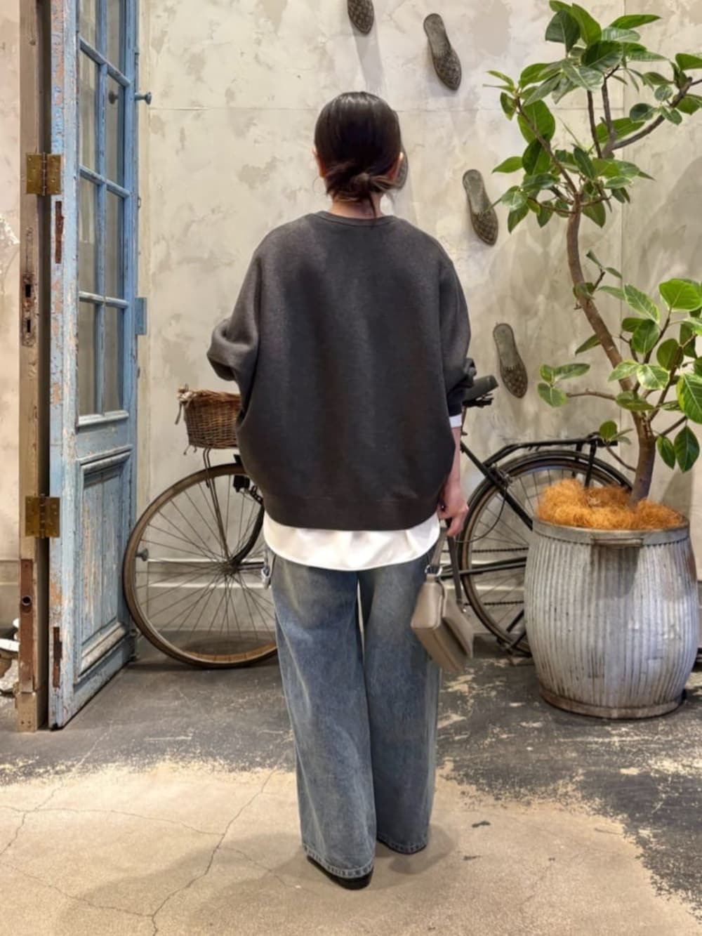 ホワイト系のシャツ/ブラウス、ブルー系のデニムパンツ、シルバー系のトートバッグを着用したレディースの夏コーディネートの3枚目の写真