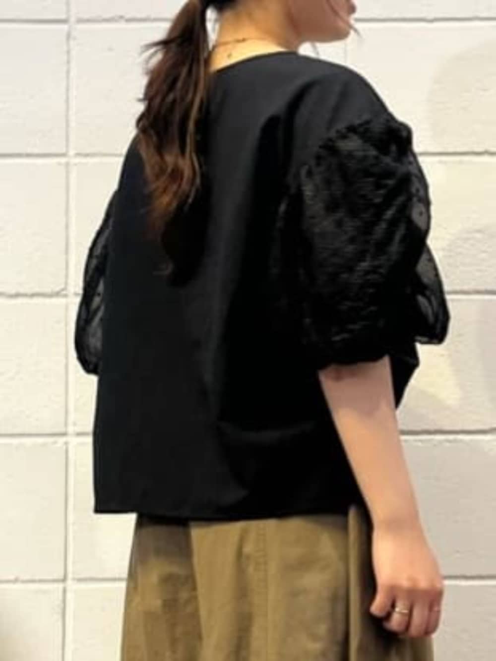 イエロー系のその他パンツ、ブラック系のシャツ/ブラウスを着用したレディースの夏コーディネートの6枚目の写真