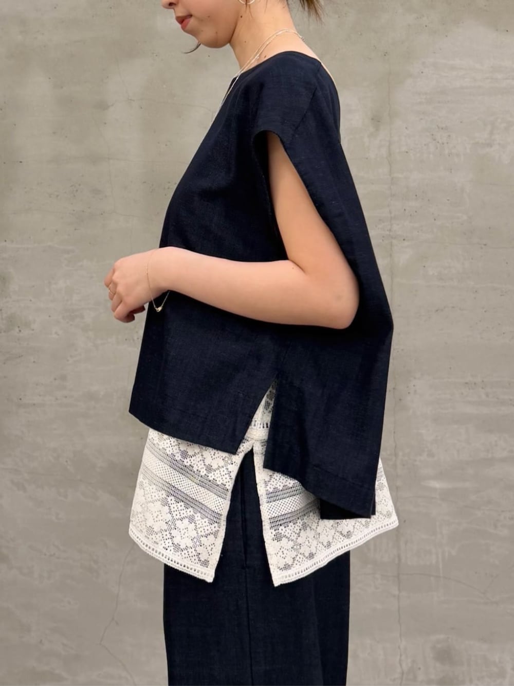 ブルー系のシャツ/ブラウス、ブルー系のその他パンツ、ホワイト系のショルダーバッグを着用したレディースの冬コーディネートの5枚目の写真