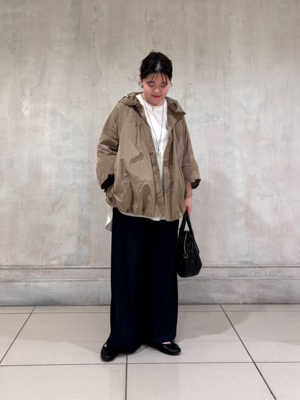 ブルー系のその他パンツ、ホワイト系のシャツ/ブラウス、ブラウン系のブルゾンを着用したレディースの冬コーディネートの2枚目の写真